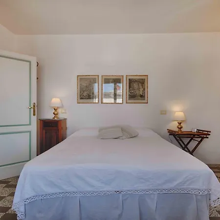 Dom wakacyjny Casa Patrizia - Elegant Two Bedroom Seafront House On Promenade