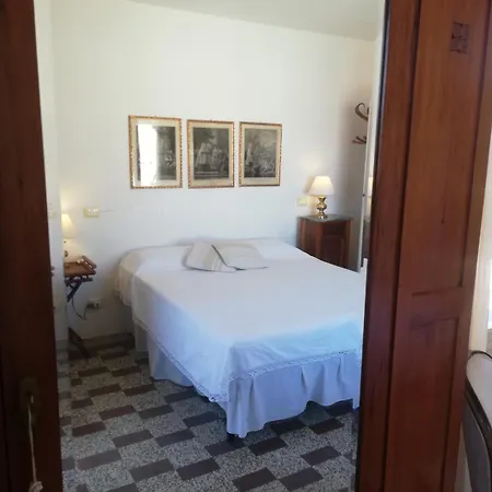 Dom wakacyjny Casa Patrizia - Elegant Two Bedroom Seafront House On Promenade *