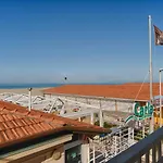 Casa Patrizia - Elegant Two Bedroom Seafront House On Promenade 펜션