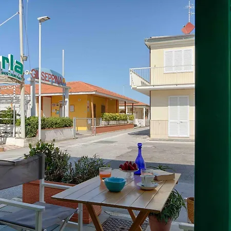 Casa Patrizia - Elegant Two Bedroom Seafront House On Promenade Casa vacanze