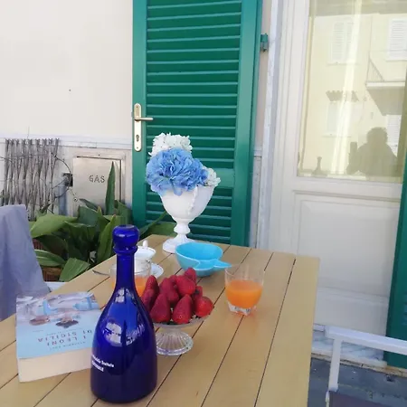 Casa Patrizia - Elegant Two Bedroom Seafront House On Promenade *