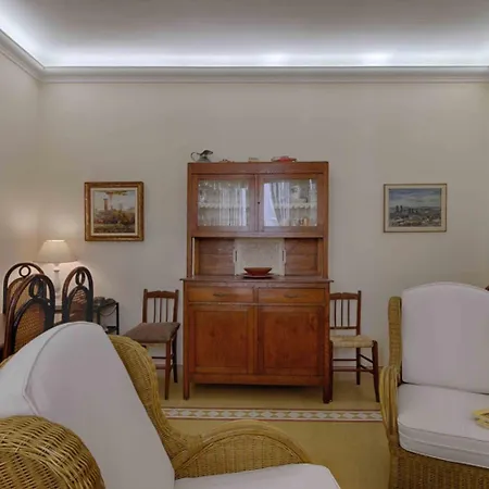 Casa Patrizia - Elegant Two Bedroom Seafront House On Promenade Semesterbostad *