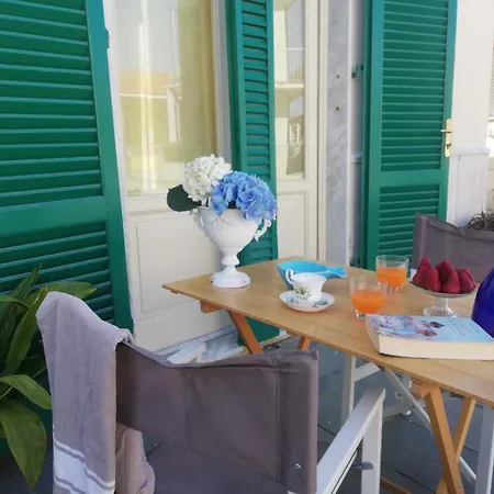 Casa Patrizia - Elegant Two Bedroom Seafront House On Promenade Hébergement de vacances Viareggio