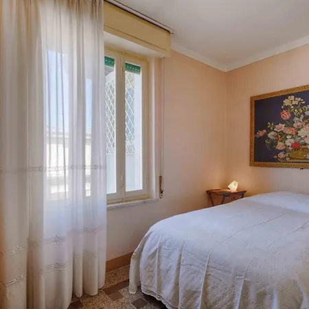 Casa Patrizia - Elegant Two Bedroom Seafront House On Promenade Viareggio