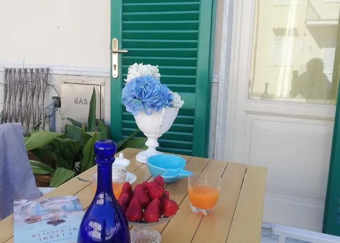 Casa Patrizia - Elegant Two Bedroom Seafront House On Promenade *