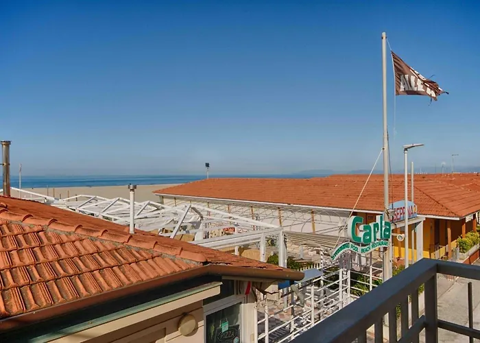 Casa Patrizia - Elegant Two Bedroom Seafront House On Promenade Casa vacanze