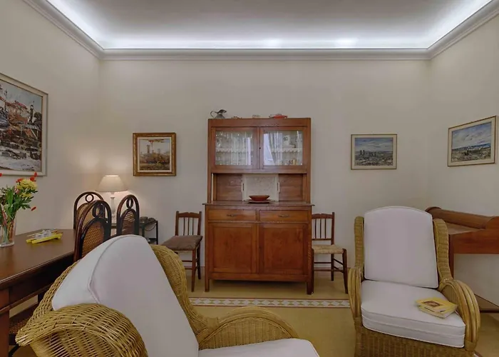 Casa Patrizia - Elegant Two Bedroom Seafront House On Promenade Casa vacanze *