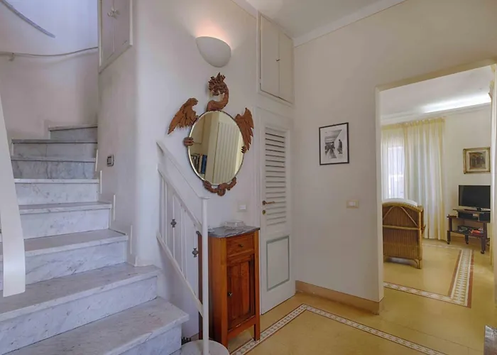 Casa Patrizia - Elegant Two Bedroom Seafront House On Promenade Hébergement de vacances